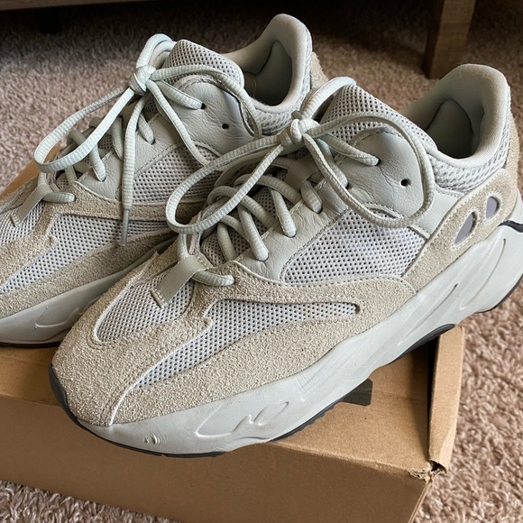 Yeezy Boost 700 Salt - Picture 2 of 9
